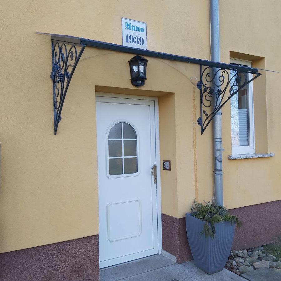 Gelbes Haus Seenland Ferienwohnungen Xl Elsterheide Esterno foto