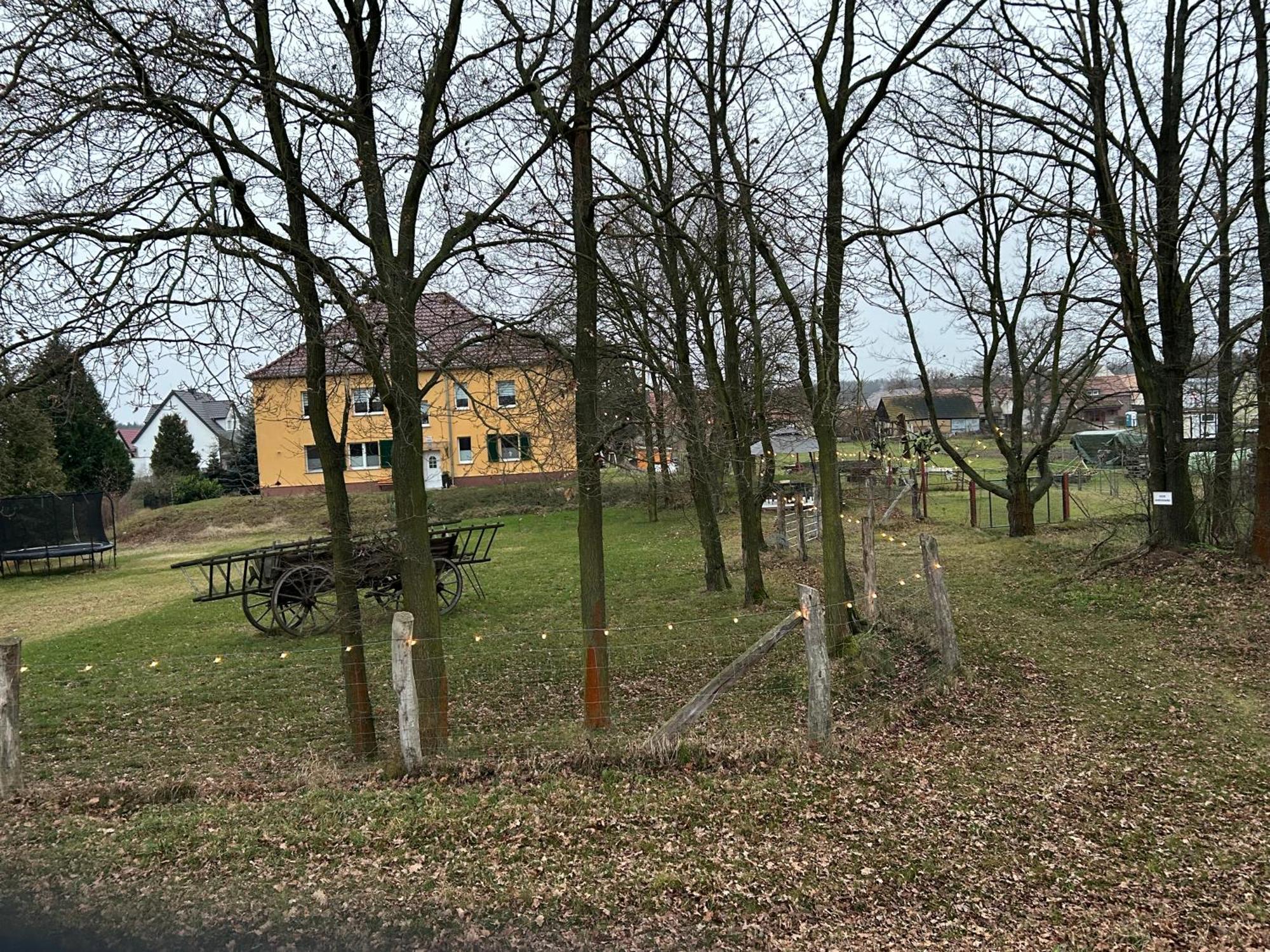 Gelbes Haus Seenland Ferienwohnungen Xl Elsterheide Esterno foto